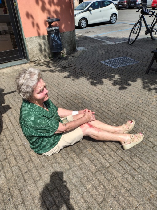 Marciapiede sconnesso: cade in piazza mercato