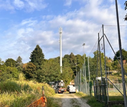 Cellulari senza segnale: ora è spuntata un’antenna in centro