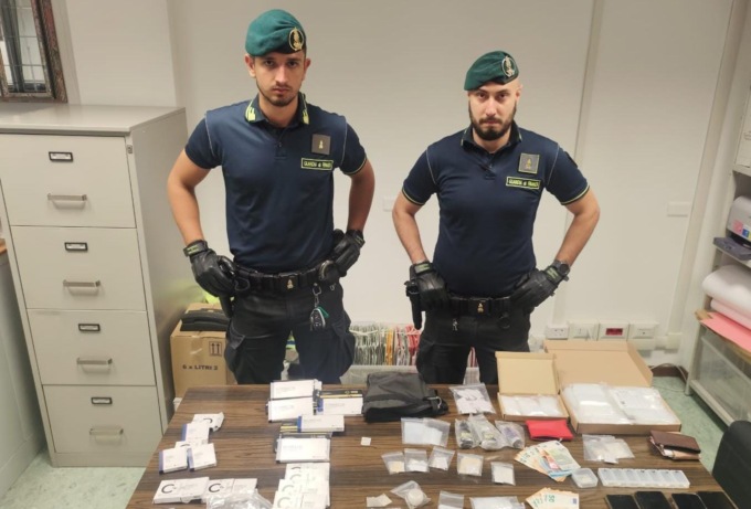 Fermato dalle Fiamme gialle, aveva con sé droga e sostante psicoattive