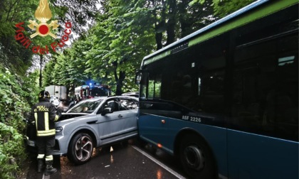 Auto contro pullman, strada momentaneamente chiusa per l'incidente