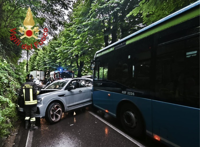 Auto contro pullman, strada momentaneamente chiusa per l’incidente