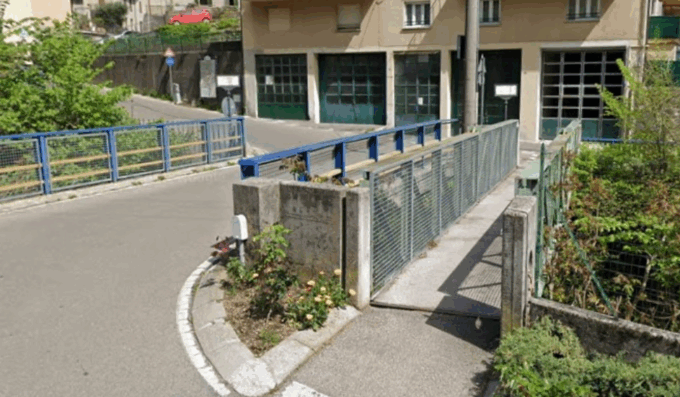 Passerella pedonale pericolosa: chiusa al transito