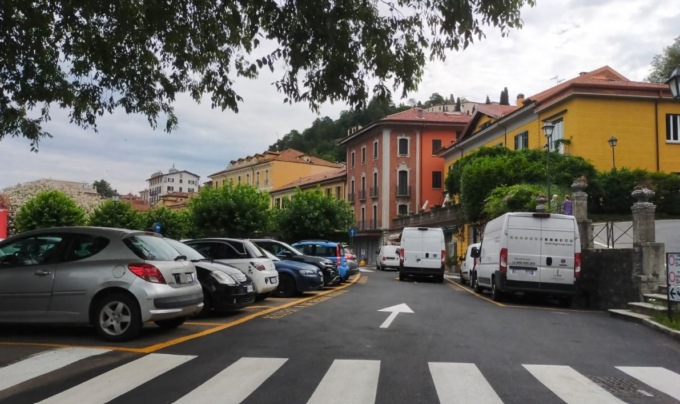 Riga un’auto, rifiuta la constatazione, poi investe un uomo e scappa: arrestato