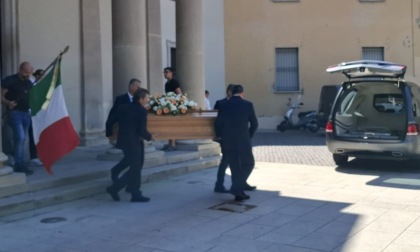 Chiesa gremita per l'addio alla vicepreside
