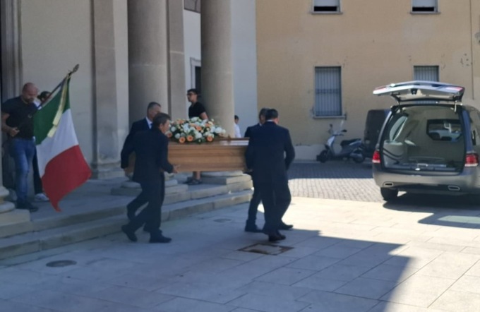 Chiesa gremita per l’addio alla vicepreside