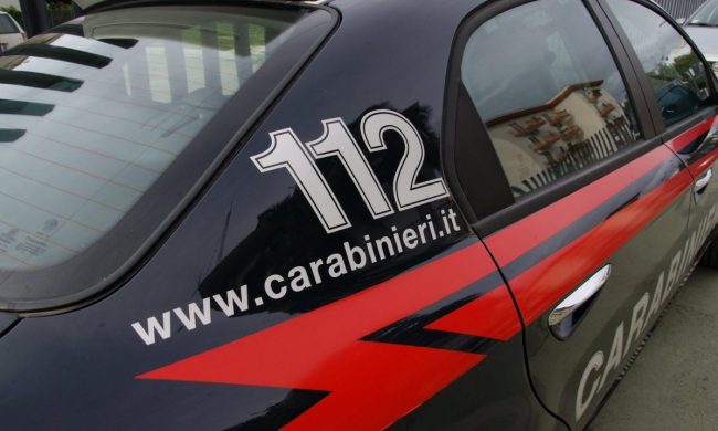 Rapina una donna e aggredisce i Carabinieri: arrestato