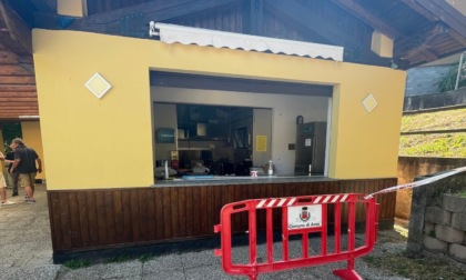 Volontari imbiancano la casetta delle associazioni, alcuni giovani la sporcano dopo poche ore