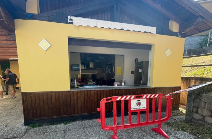 Volontari imbiancano la casetta delle associazioni, alcuni giovani la sporcano dopo poche ore