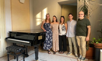 Targa sul pianoforte in Municipio alla memoria della maestra Sumiraschi