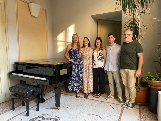 Targa sul pianoforte in Municipio alla memoria della maestra Sumiraschi