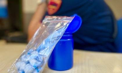 Sotto il sedile dell’auto aveva 16 dosi di cocaina
