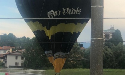 La mongolfiera atterra vicino a una casa a Rongio