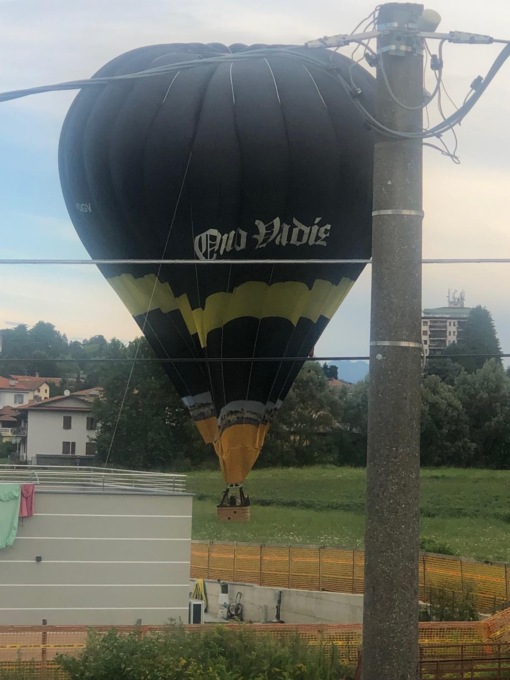 La mongolfiera atterra vicino a una casa a Rongio