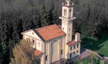 Oltrona saluta il prevosto, monsignor Erminio Villa