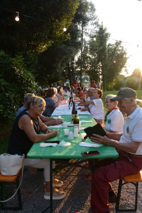 Cena in tricolore insieme agli Alpini nel parco comunale