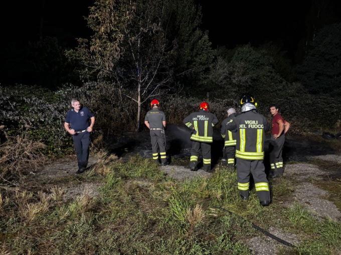 Pneumatici in fiamme, incendio nell’ex fabbrica a Lurate Caccivio