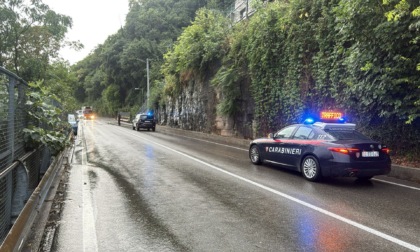 Crolla un muro, chiusa in un senso la strada Regina