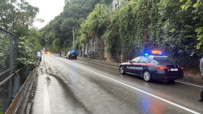 Crolla un muro, chiusa in un senso la strada Regina