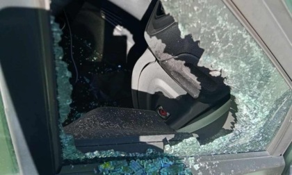 Spaccano il finestrino e danno fuoco al sedile dell'auto