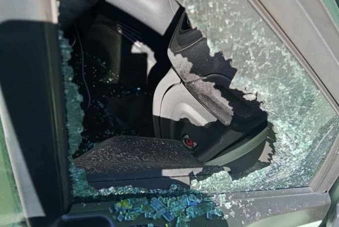 Spaccano il finestrino e danno fuoco al sedile dell’auto