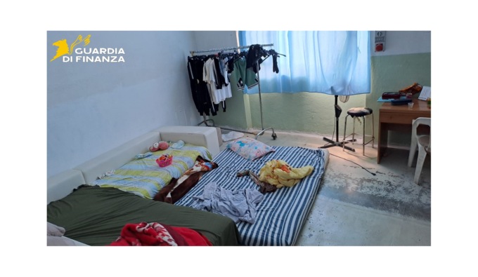 Fabbrica dormitorio: sui materassi stesi a terra riposavano anche due neonati