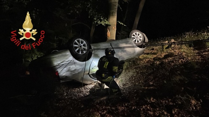 Auto finisce fuori strada e precipita in un dirupo