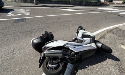 Incidente tra carro attrezzi e scooter: un uomo soccorso in codice giallo