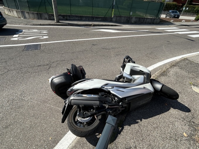 Incidente tra carro attrezzi e scooter: un uomo soccorso in codice giallo
