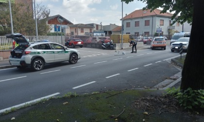 Auto contro moto, paura per il centauro