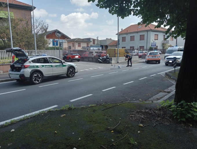 Auto contro moto, paura per il centauro