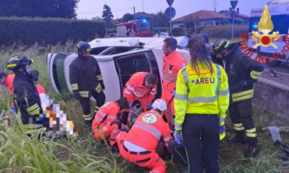 Esce di strada con l'auto, uomo trasportato in ospedale