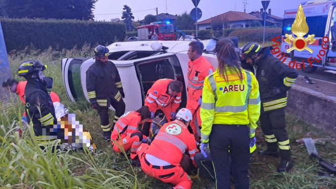 Esce di strada con l’auto, uomo trasportato in ospedale