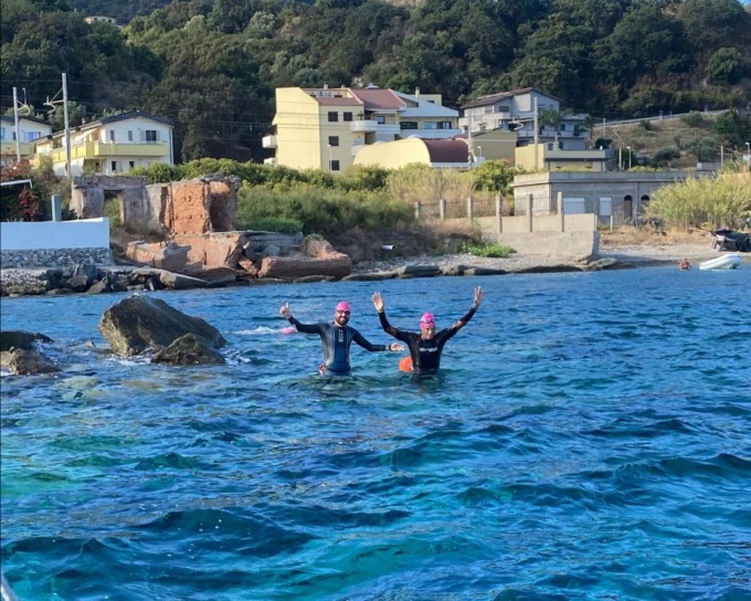 L’impresa di due imprenditori: attraversano a nuoto lo Stretto di Messina