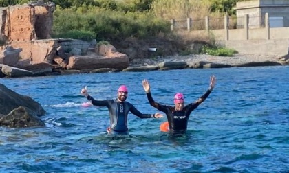 L'impresa di due imprenditori: attraversano a nuoto lo Stretto di Messina