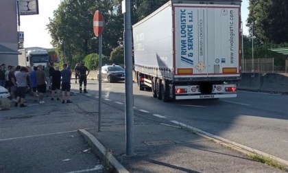 Colto da malore alla guida del camion, finisce nella corsia opposta