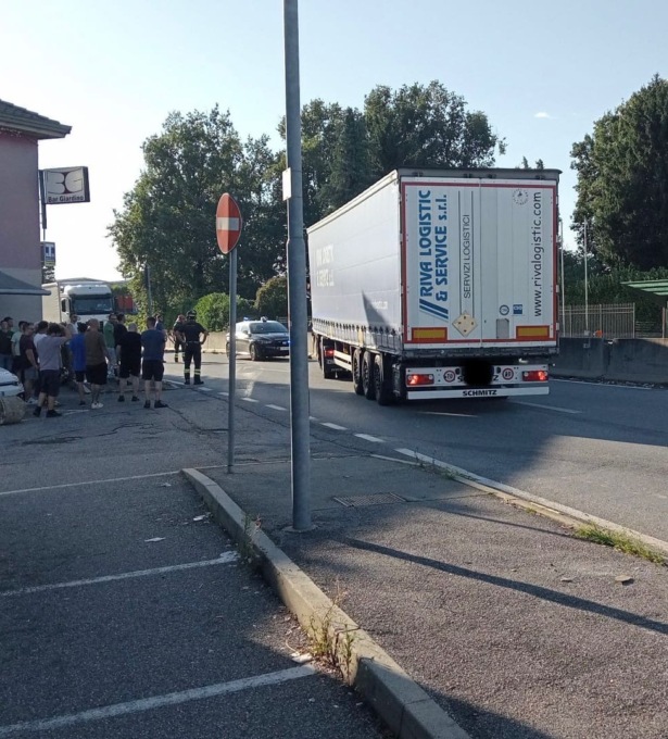 Colto da malore alla guida del camion, finisce nella corsia opposta