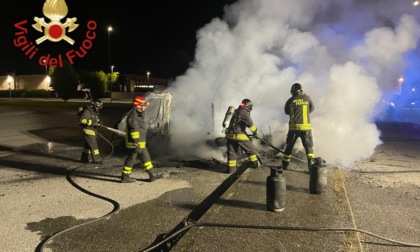 Camper avvolto dalle fiamme, intervengono i Vigili del fuoco