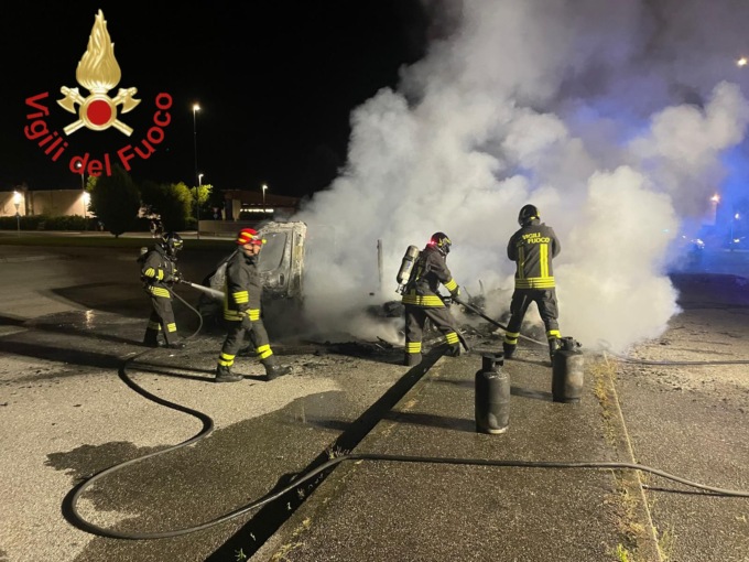 Camper avvolto dalle fiamme, intervengono i Vigili del fuoco