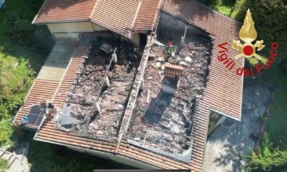 Fiamme in un'abitazione: in cenere tetto e sottotetto
