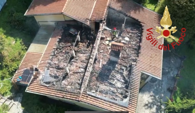 Fiamme in un’abitazione: in cenere tetto e sottotetto