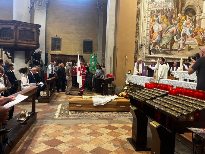 L’ultimo saluto a don Lino