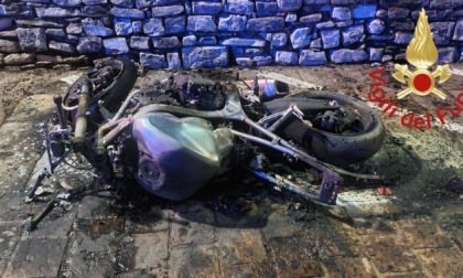 Fiamme vicino al Teatro Sociale: brucia una motocicletta