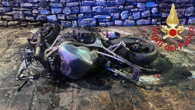 Fiamme vicino al Teatro Sociale: brucia una motocicletta