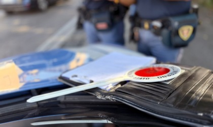 Beccato a rubare al supermercato, danneggia poi la porta a vetri: denunciato
