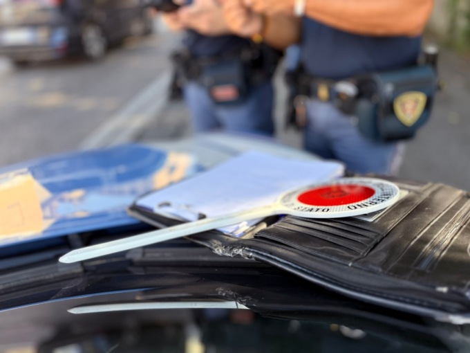 Beccato a rubare al supermercato, danneggia poi la porta a vetri: denunciato
