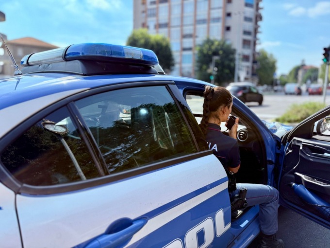 Viola il divieto di avvicinamento alla casa familiare, denunciato