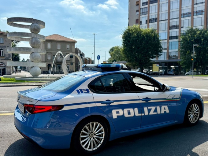 Possesso illegale di armi e droga, denunciato un 25enne