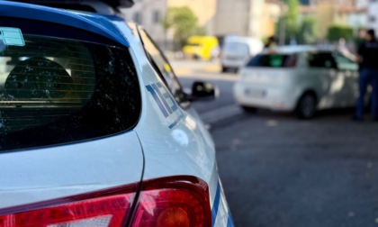 Sotto l’effetto di alcol e droga rientra a casa e picchia la madre, arrestato