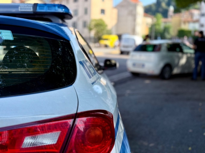 Sotto l’effetto di alcol e droga rientra a casa e picchia la madre, arrestato