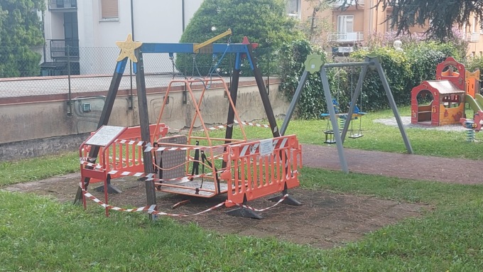 Vandalismi e non solo, transennato il gioco nel parco